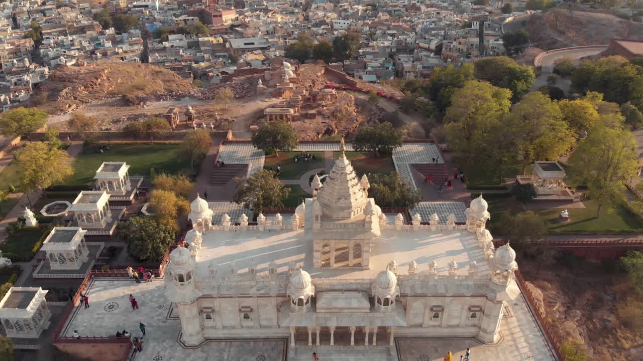 cenotafio de mármol jaswant thada sobre el paisaje urbano de la ciudad azul de jodhpur, rajasthan, india - tiro de revelación de inclinación aérea hacia arriba