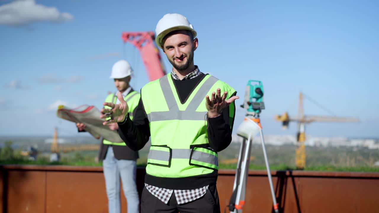 arquitecto rico satisfecho esparciendo dinero al sol al aire libre sonriendo mirando a la cámara retrato de un hombre feliz caucásico confiado posando con ingeniero borroso en el fondo edificio de arquitectura