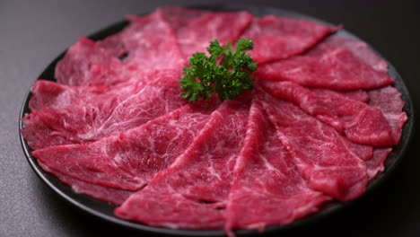 Frisches-Rindfleisch,-Roh-Geschnitten-Mit-Marmorierter-Textur,-Serviert-Für-Sukiyaki-Und-Shabu-Oder-Yakiniku