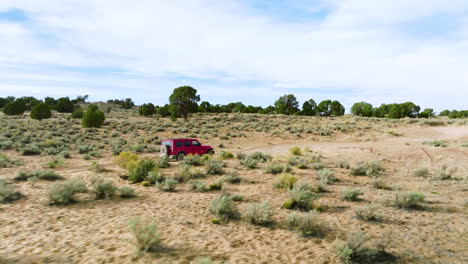 Todoterreno-En-Los-Senderos-Del-Desierto-Hacia-El-Bolsillo-Blanco-En-Utah,-Estados-Unidos