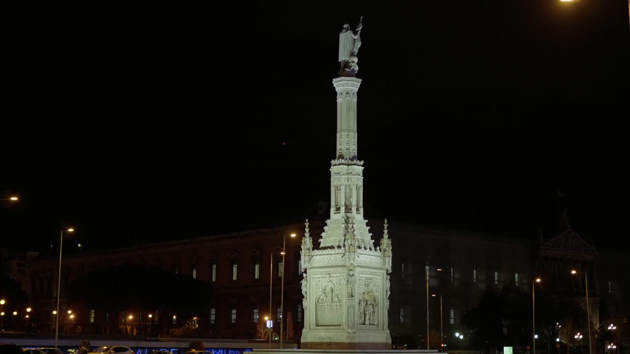 마드리드의 콜론 광장에 있는 기념비와 분수