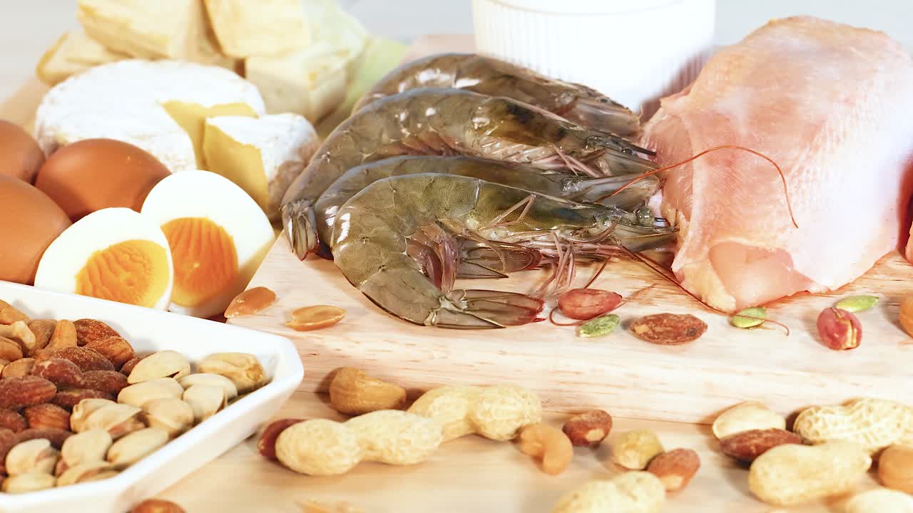 단백질이 풍부한 음식, 견과류, 해산물, 계란, 유제품 등이 밝고 자연적인 조명 속에서 생생하게 보여집니다.