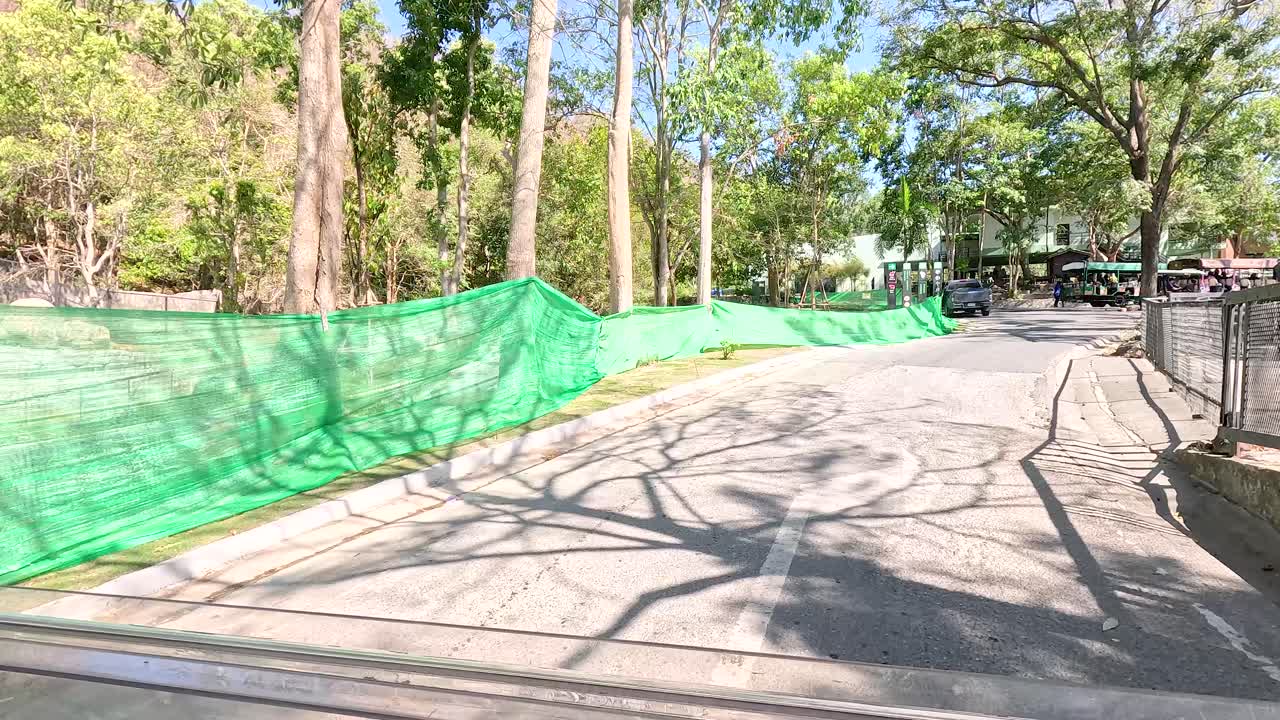 골프 카트는 경치 좋은 동물원 경로를 통과합니다.