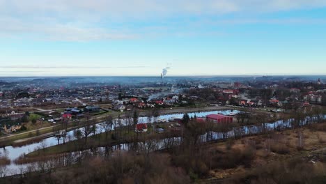 Gründung-Einer-Drohnenaufnahme-Der-Stadt-Litauen,-Silute,-Europa