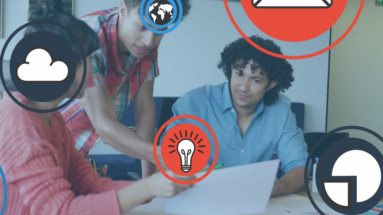 animación del icono en círculos sobre diversos compañeros de trabajo compartiendo ideas en la oficina