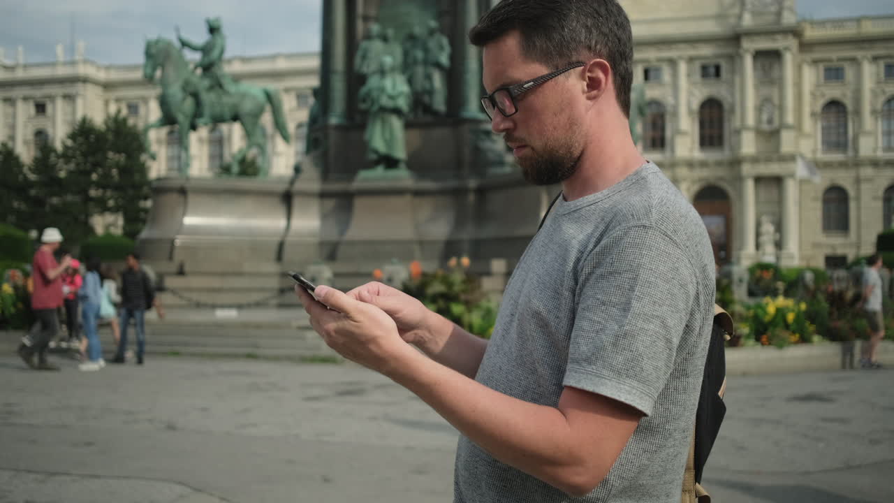 유럽 도시에서 스마트폰을 사용하는 남자