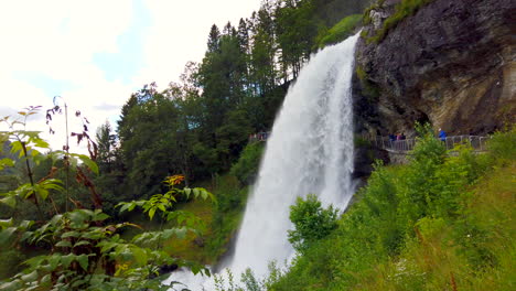 steinsdalsfossen furiosa cascada steine, noruega estática ancha enmarcada desde un lado, luego empuje hacia adentro, 4k prorezhq