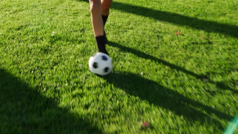 Un-Jugador-De-Fútbol-Ofensivo-Corriendo-Con-Una-Pelota-De-Fútbol-Regateando-Por-El-Campo-Para-Marcar-Un-Gol-Y-Ganar-El-Juego-Deportivo-Competitivo