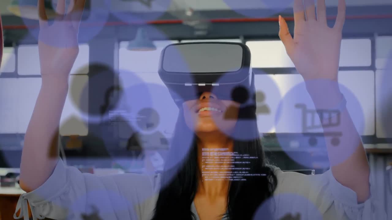 animación de iconos de redes sociales y procesamiento de datos sobre mujer de raza mixta que usa auriculares vr