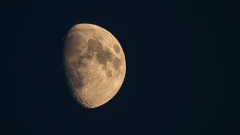 el movimiento de la luna a través del cielo nocturno.