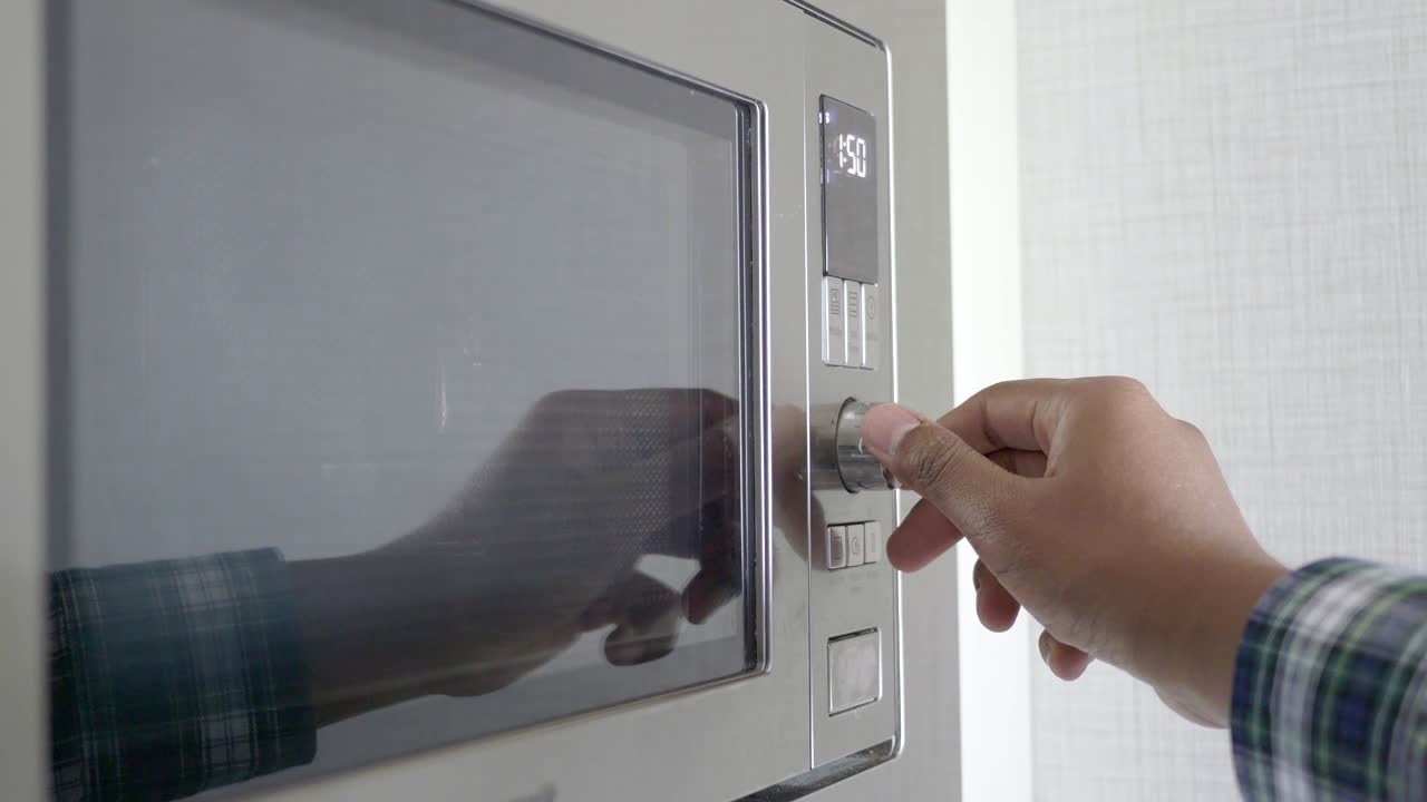 persona que ajusta los ajustes de los microondas