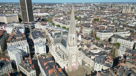 Basílica-De-San-Nicolás-Y-Torre-De-Bretaña-Al-Fondo,-Nantes-En-Francia