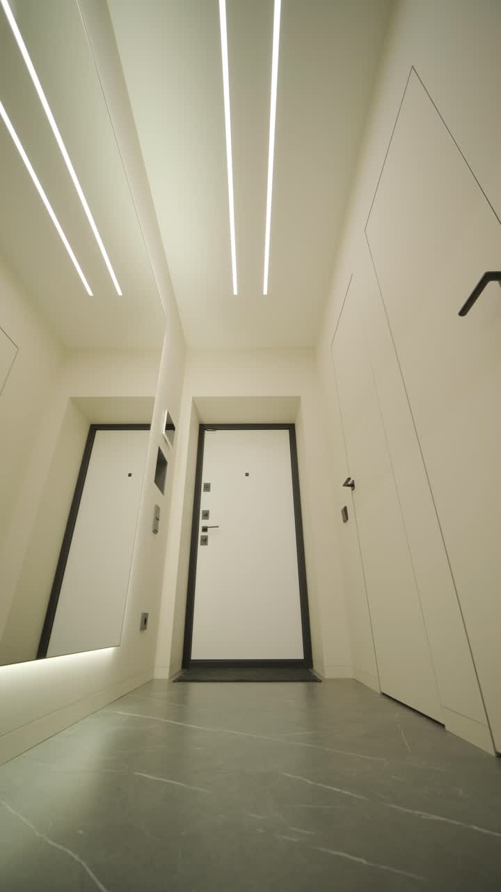 diseño y decoración de interiores modernos de sala de estar con sofá blanco en la sala de estar, mesa de comedor y sillas de madera, mostrador de cocina y armarios.