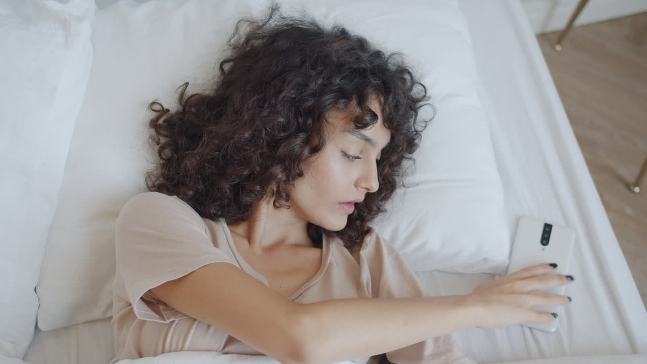 침대에서 깨어나는 여자