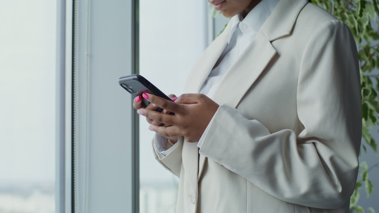 mujer de negocios que usa un teléfono inteligente