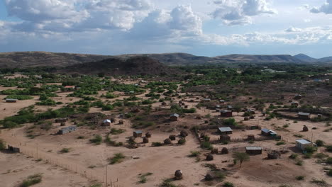 antenas de drones sobre la aldea africana turkana durante el día