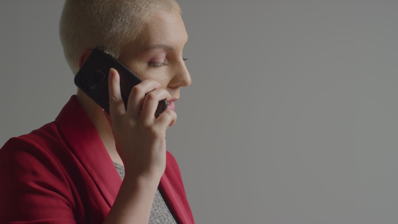 스마트폰 전화를 끊고 여성 백인 모델의 측면 보기 01