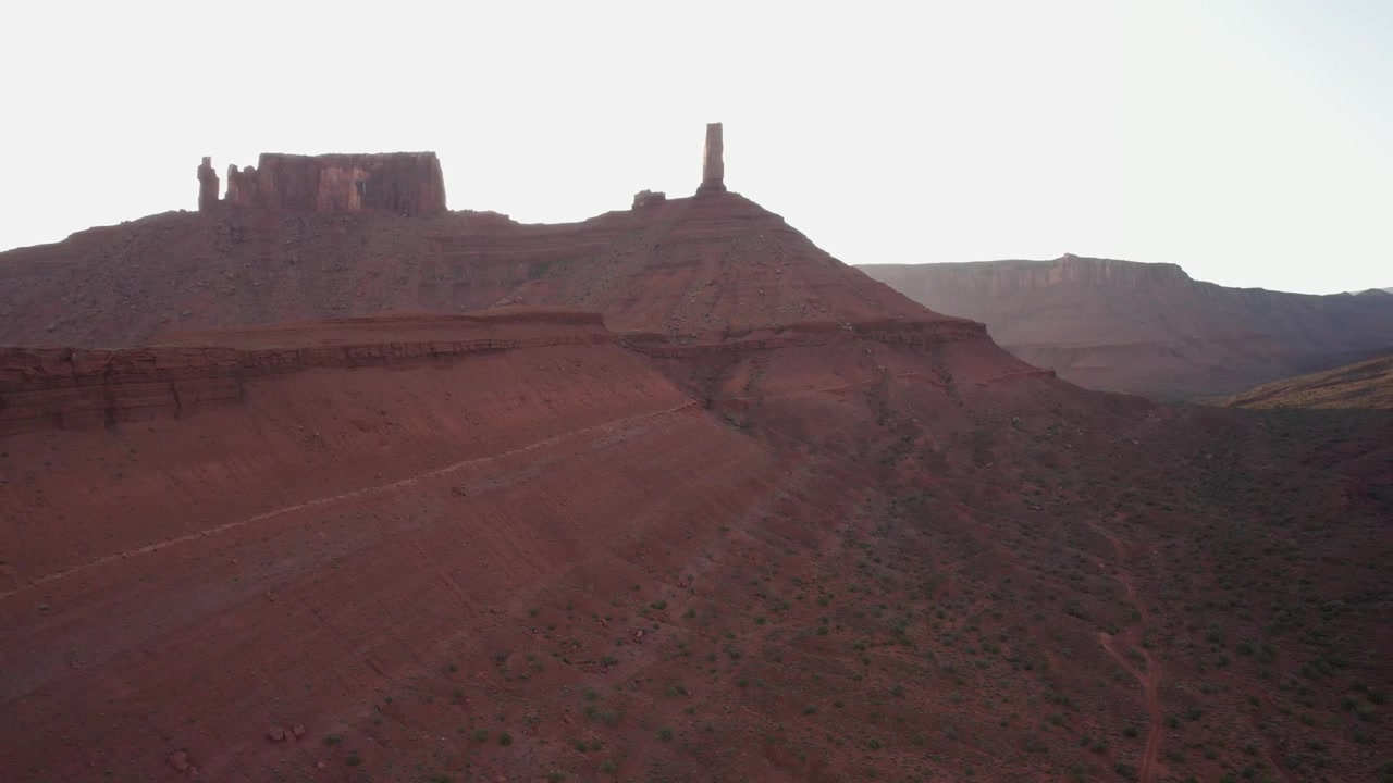 Drone che vola all'indietro filmando le montagne a Moab all'alba in 4K