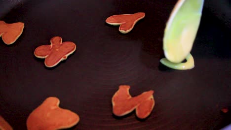 cocina creativa, los niños hacen panqueques de letras inglesas