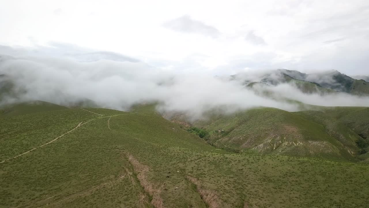 vista aérea ascendente sobre la cordillera verde nublada