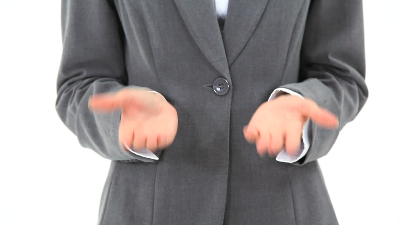 여자 손이 뭔가를 설명하고 있습니다.