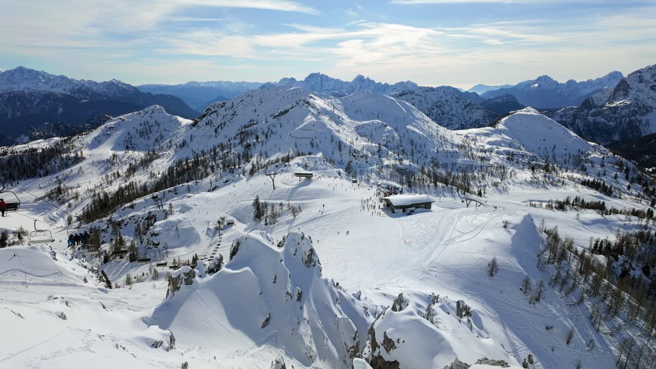 hermosa vista de la estación de esquí alpina de nassfeld con varias pistas desde la distancia durante el invierno en austria