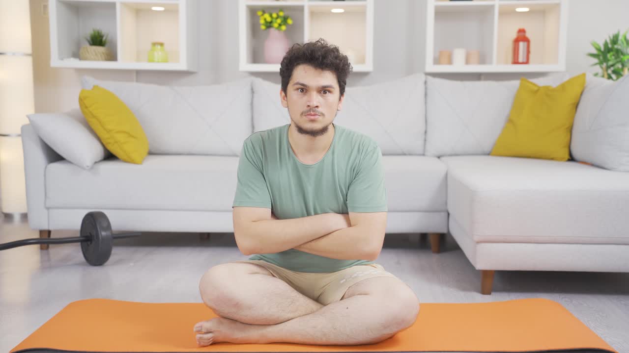 카메라를 쳐다보는 까다롭고 야심찬 시선