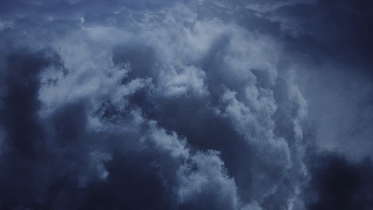 cielo oscuro y nubes oscuras moviéndose con tormenta