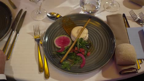 elegantemente revestido de un buen plato de comedor con toque artístico