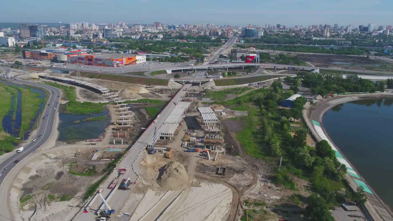 vista aérea de un proyecto de construcción de carreteras en un área urbana