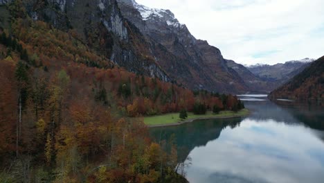 Langsamer-Schwenk-Auf-Den-Seeblick-In-Der-Tundraregion-Mit-Schneebedeckten-Berggipfeln