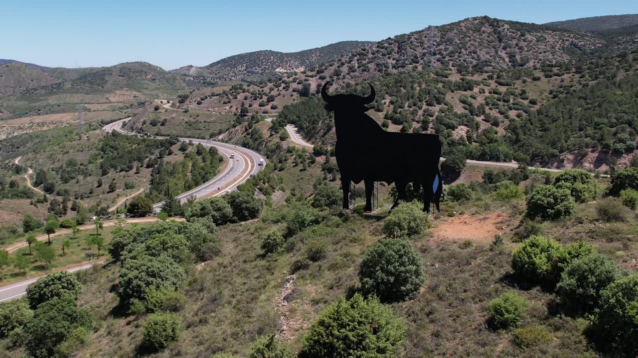 공중 드론 보기, 스페인 상징 엘 토로 데 오스본 주변의 원형 비행, 언덕 꼭대기에 있는 국가 아이콘