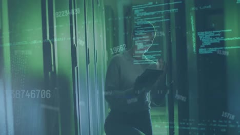 animación del procesamiento de datos sobre una ingeniera caucásica que usa una tableta digital en la sala de servidores