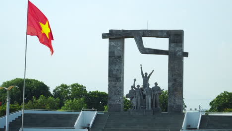 static shot of monument and vietnamese flag in phan rang centre