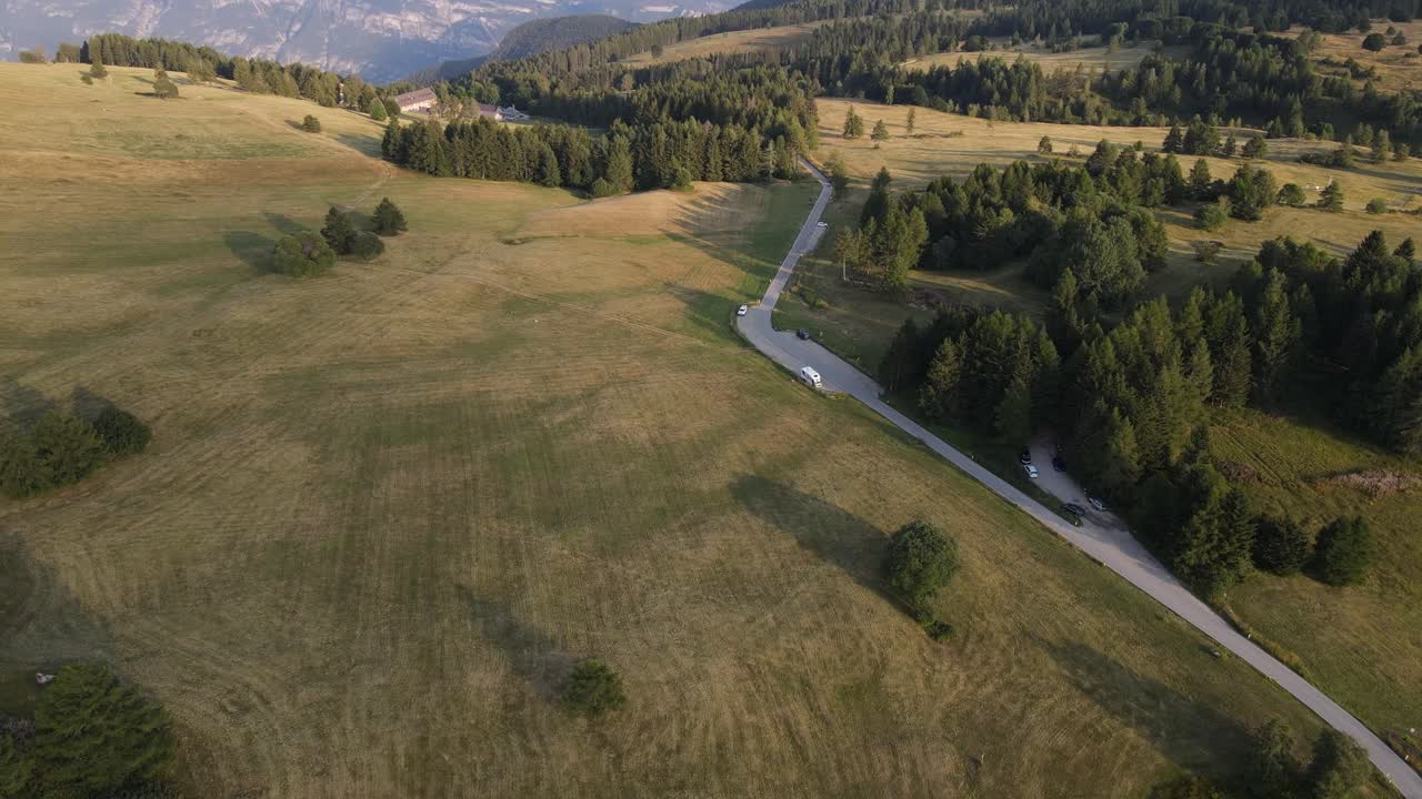 vistas aéreas de un bosque en la región de dolomitas de trento