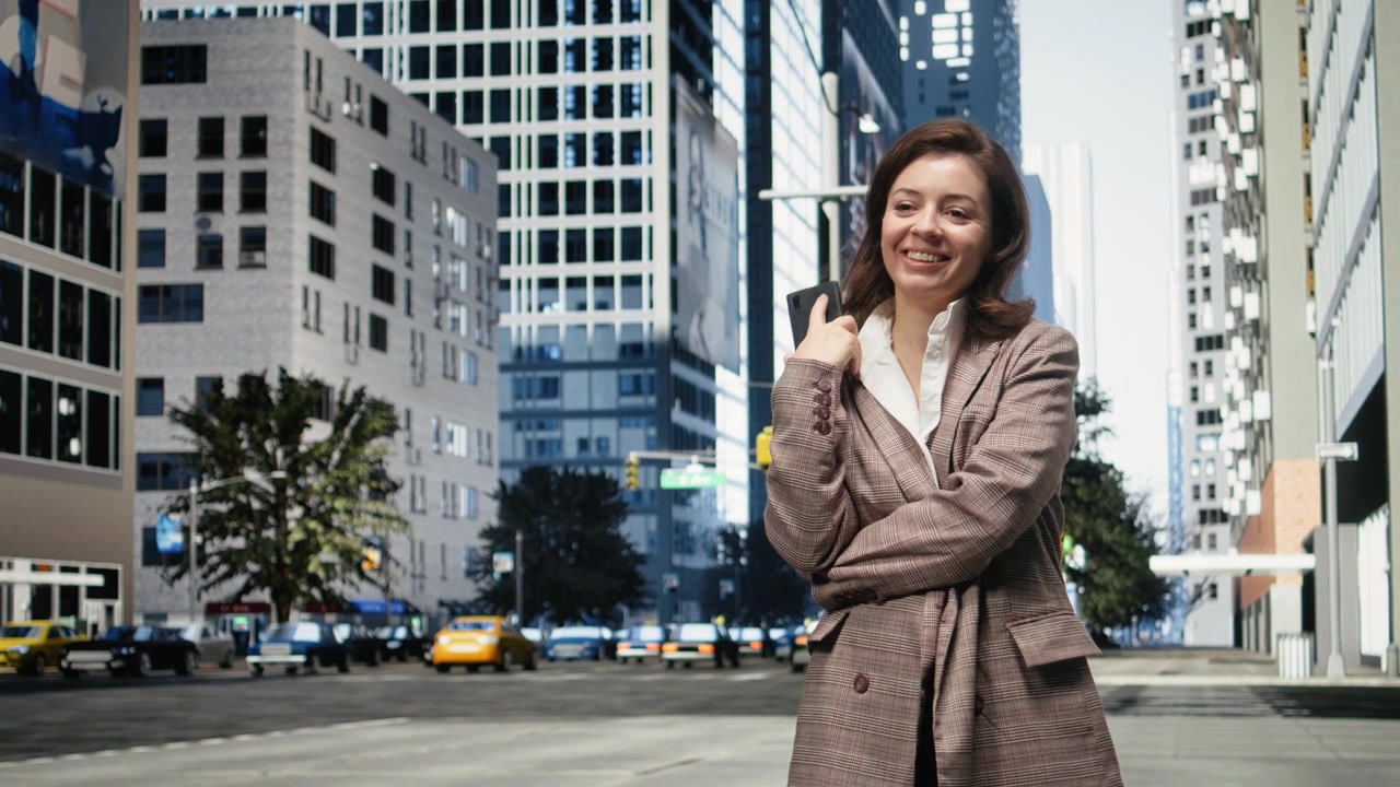Empresária sorridente atende a uma chamada telefônica em um movimentado distrito central