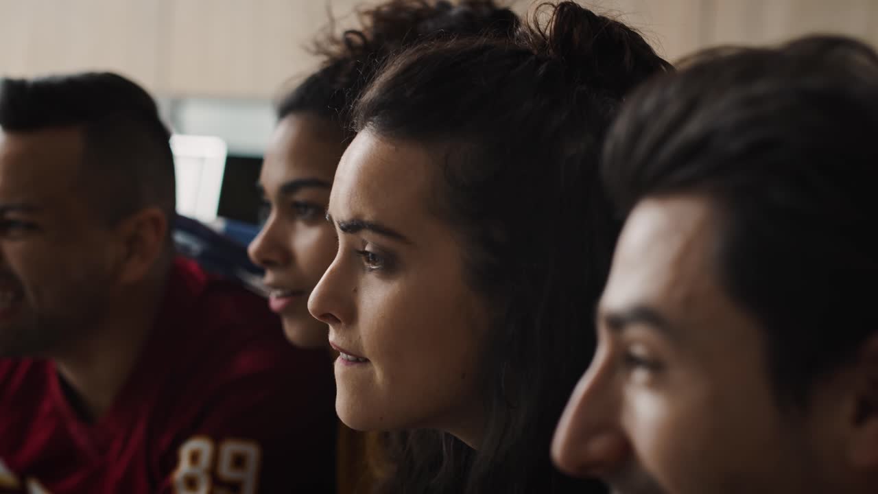 retrato en primer plano de una joven mujer africana sonriente