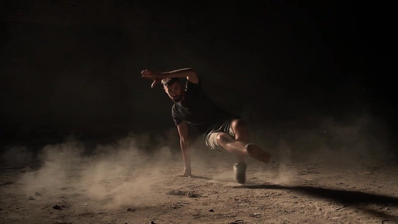 Giovane adolescente che balla breakdance hip-hop in un ambiente soleggiato.