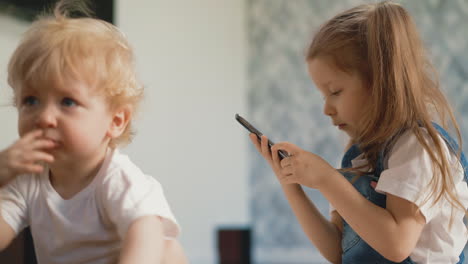 Kinder-Sitzen-Im-Wohnzimmer