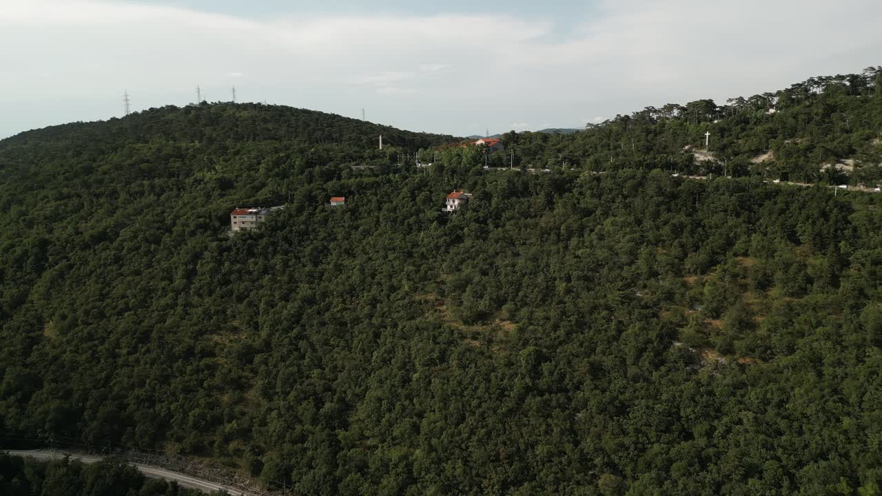 arquitecturas aisladas en la ladera de la montaña forestal cerca del puerto de la ciudad de trieste en italia