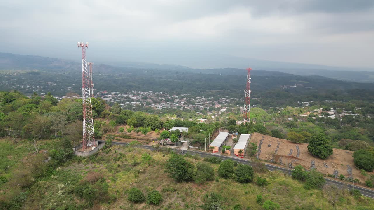 torres de telefonía celular en una ciudad remota vista aérea drone