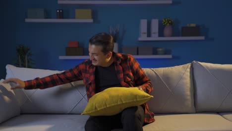 un hombre loco, un paciente mental.