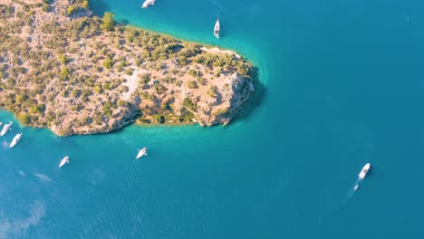 Drone-Aéreo-Volando-Sobre-El-Mar-Mediterráneo-Con-Veleros,-Yates-En-La-Laguna-De-La-Bahía