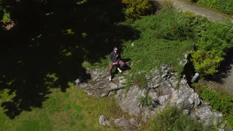 Hombre-Pilotando-Drones-Elevándose-Por-Encima.-Aéreo-De-Arriba-Hacia-Abajo-Ascendente