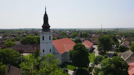 Primer-Plano-De-La-Torre-De-La-Iglesia-Reformada-En-Szalkszentmarton,-Hungría-Con-Sus-Alrededores