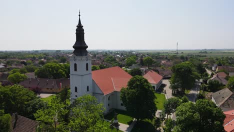 primer plano de la torre de la iglesia reformada en szalkszentmarton, hungría con el área circundante
