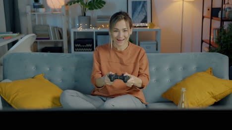 mujer jugando videojuegos en casa