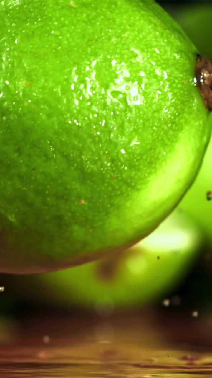 Primo piano di un lime verde bagnato con gocce d'acqua
