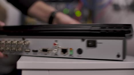 conectar el cable ethernet a la computadora portátil. de cerca