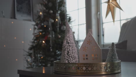 Adorno-De-Navidad-En-La-Mesa-Con-árbol-Decorado-En-Segundo-Plano.